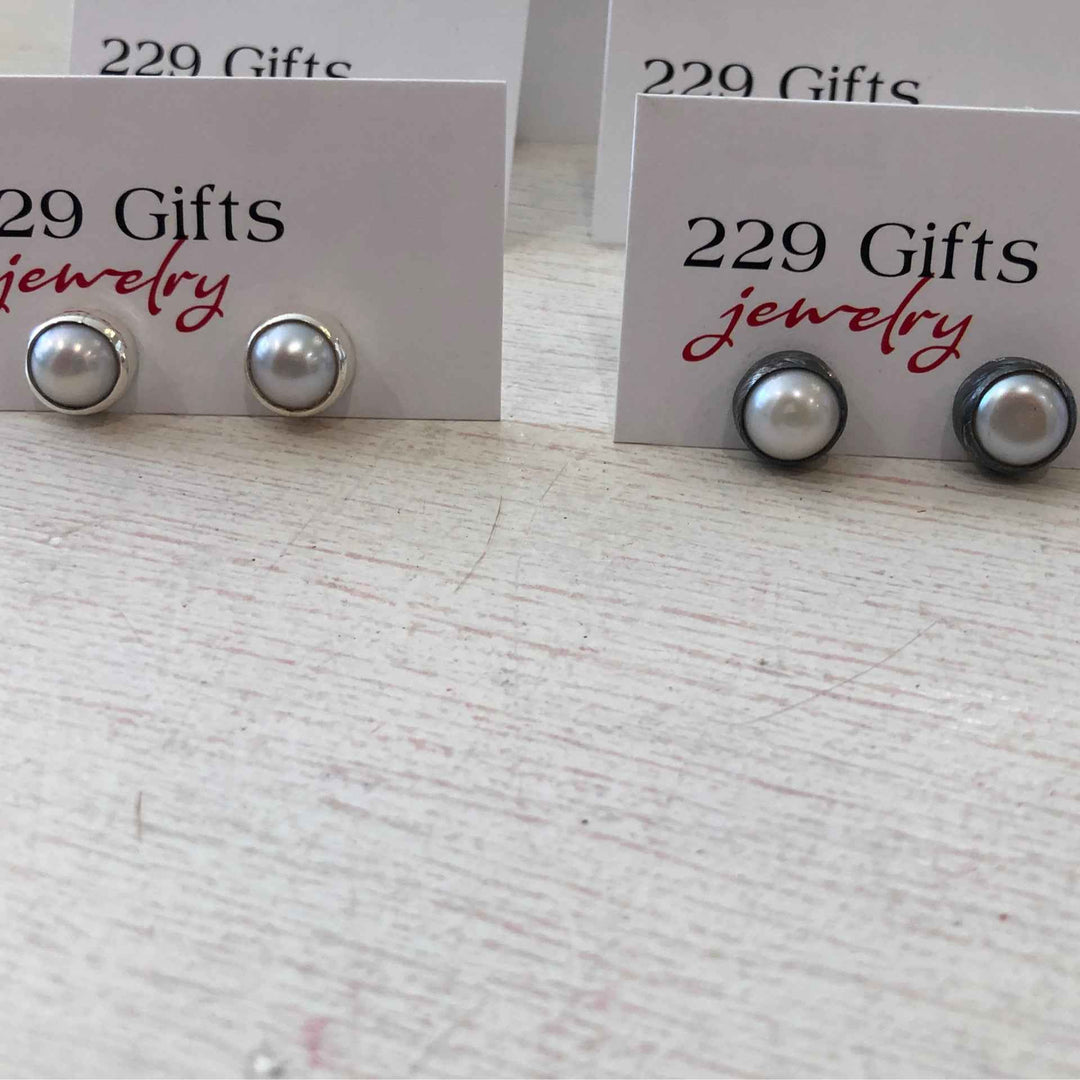 Silver and dark silver Pearl stud