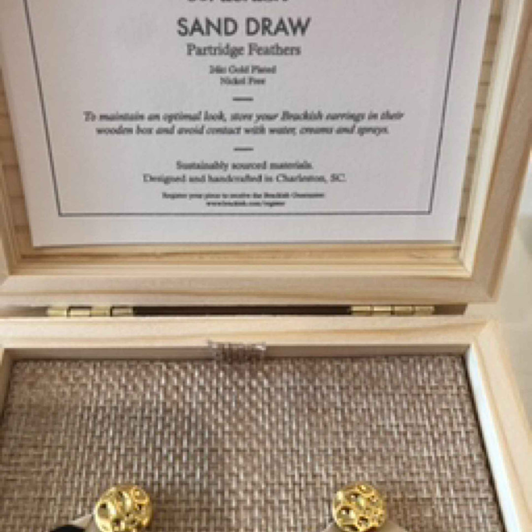 Sand Draw  stud earring. 08/24